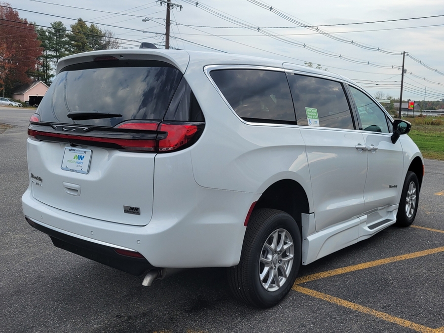 White Chrysler Pacifica image number 6