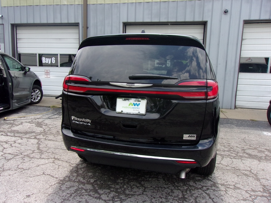 Grey Chrysler Pacifica image number 2