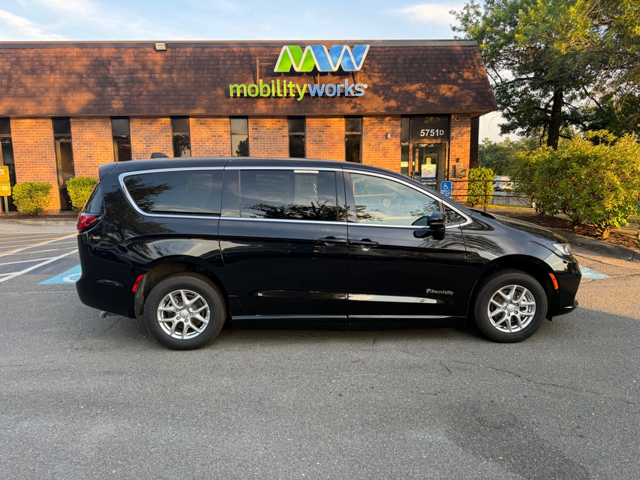 Black Chrysler Pacifica image number 7