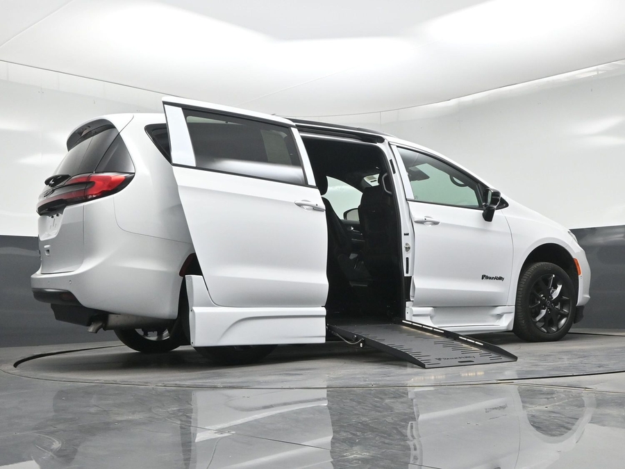 White Chrysler Pacifica image number 14