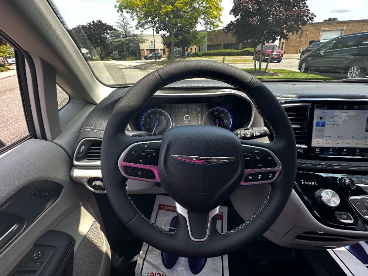 Silver Chrysler Pacifica image number 22