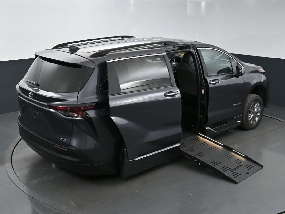 2025 TOYOTA SIENNA - Image 26