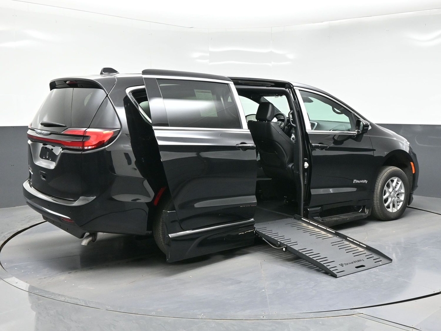 Black Chrysler Pacifica image number 2