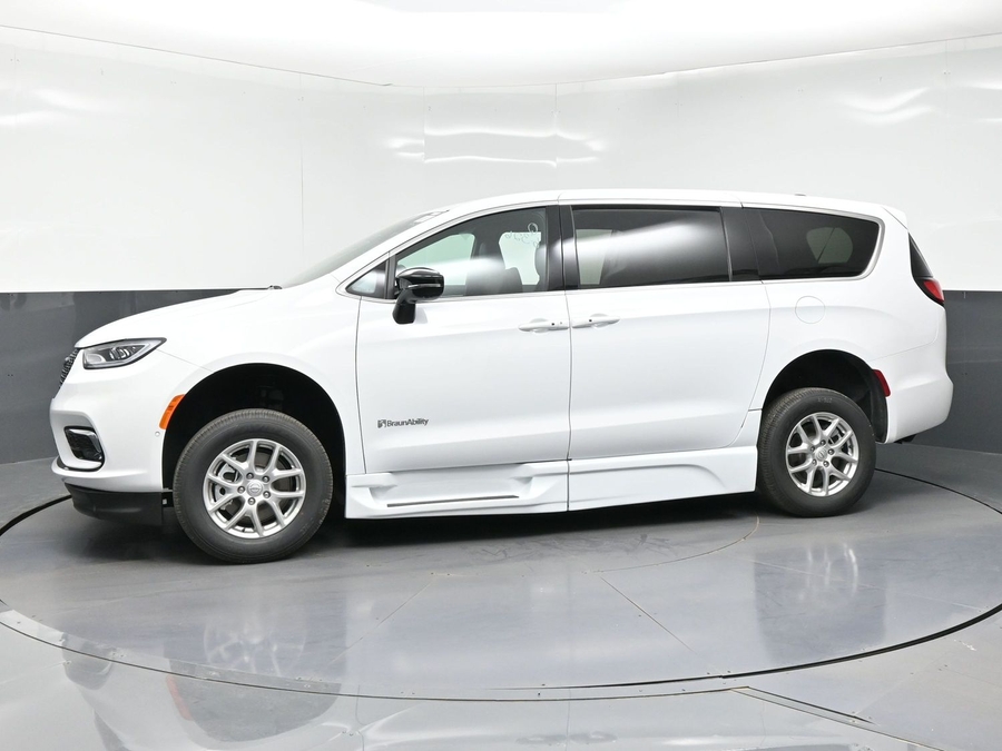 White Chrysler Pacifica image number 10
