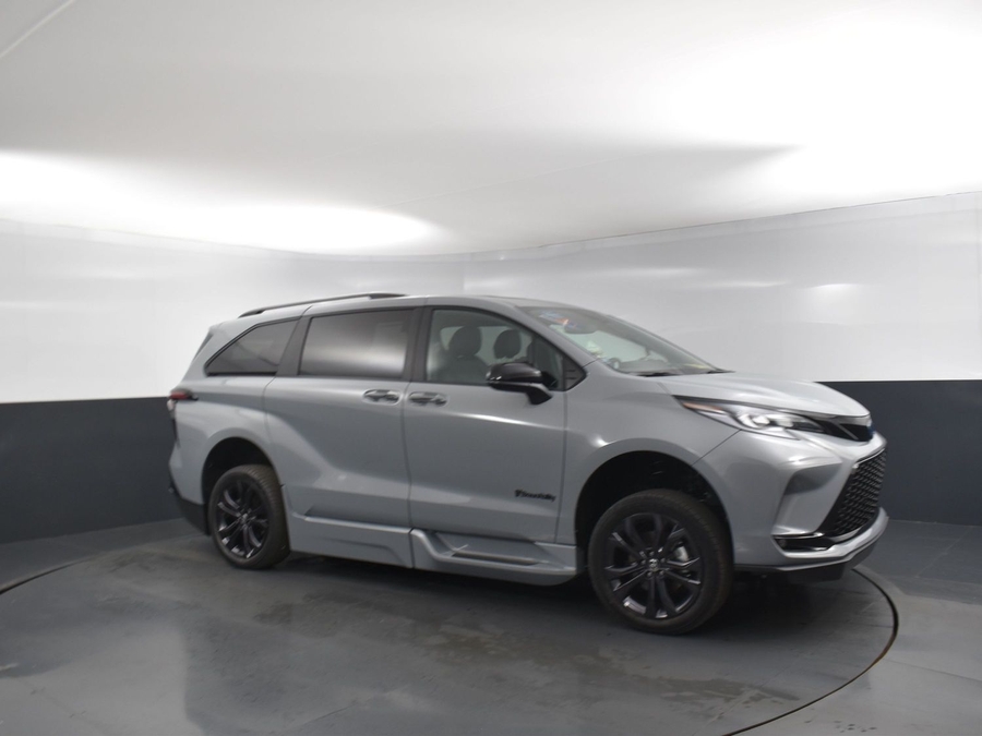 New 2025 Toyota Sienna Hybrid XSE - BraunAbility Side Entry Entry Fold Out Automatic Ramp