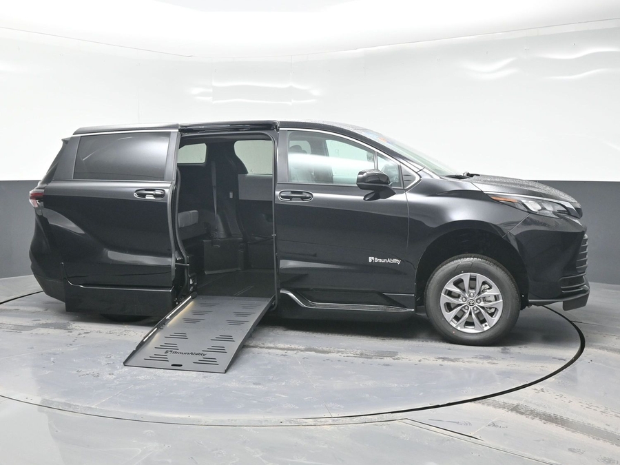 New 2025 Toyota Sienna Hybrid LE - BraunAbility Side Entry Entry Fold Out Automatic Ramp