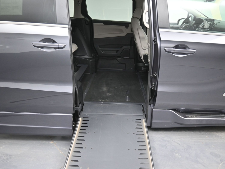 Grey Honda Odyssey image number 11