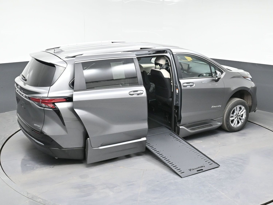 New 2026 Toyota Sienna Hybrid Limited - BraunAbility Side Entry Entry In Floor Automatic Ramp