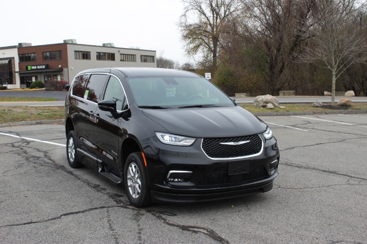 Black Chrysler Pacifica image number 3