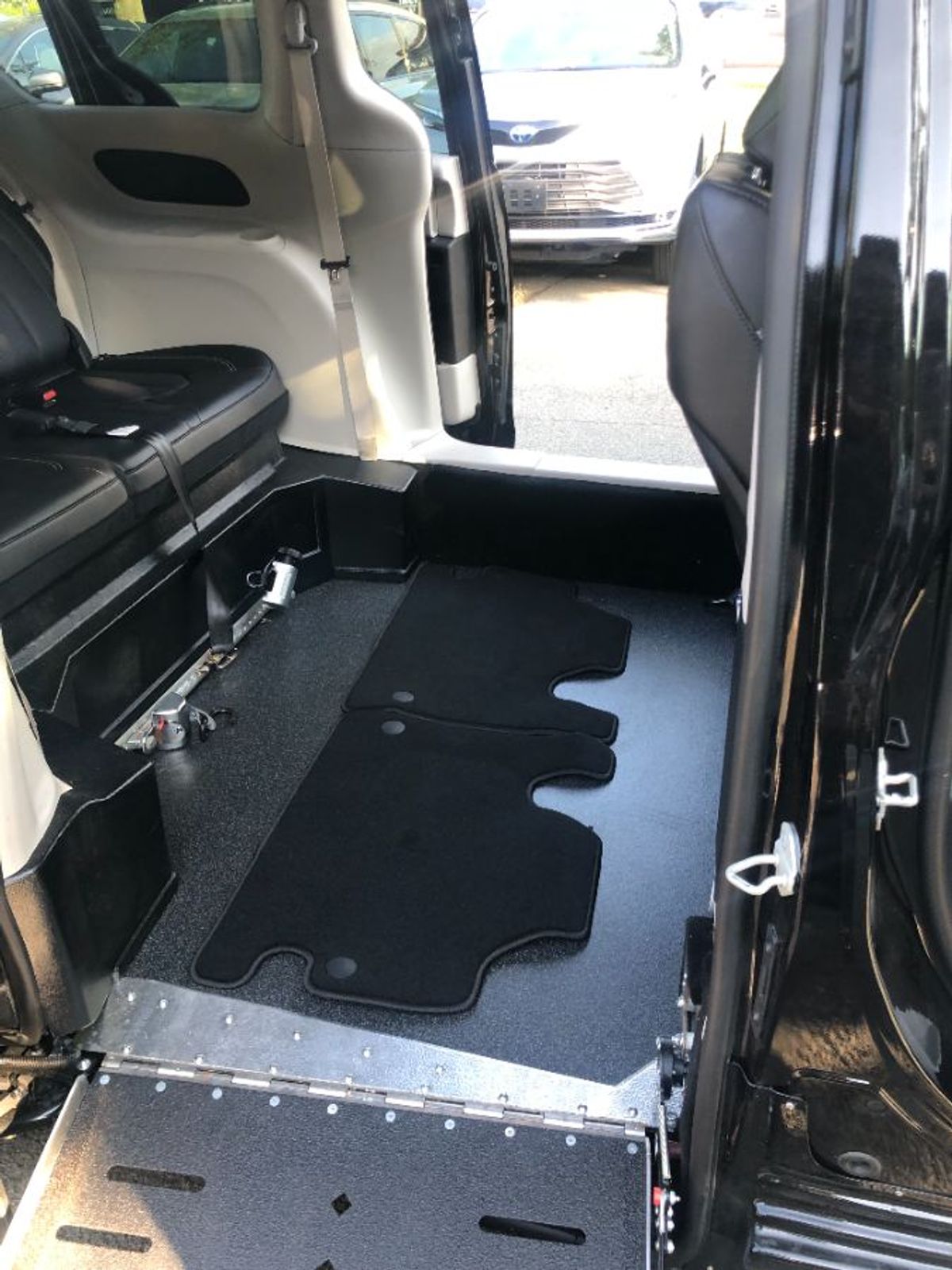 Black Chrysler Pacifica image number 6