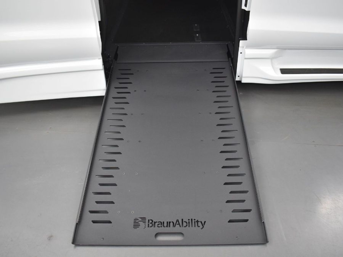 White Chrysler Voyager image number 10