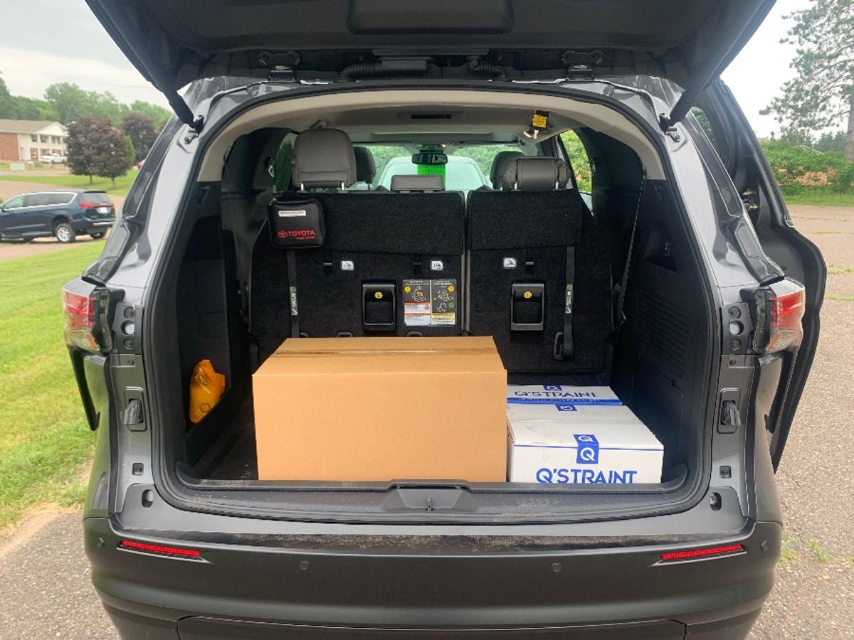 Metallic Gray Toyota Sienna image number 15