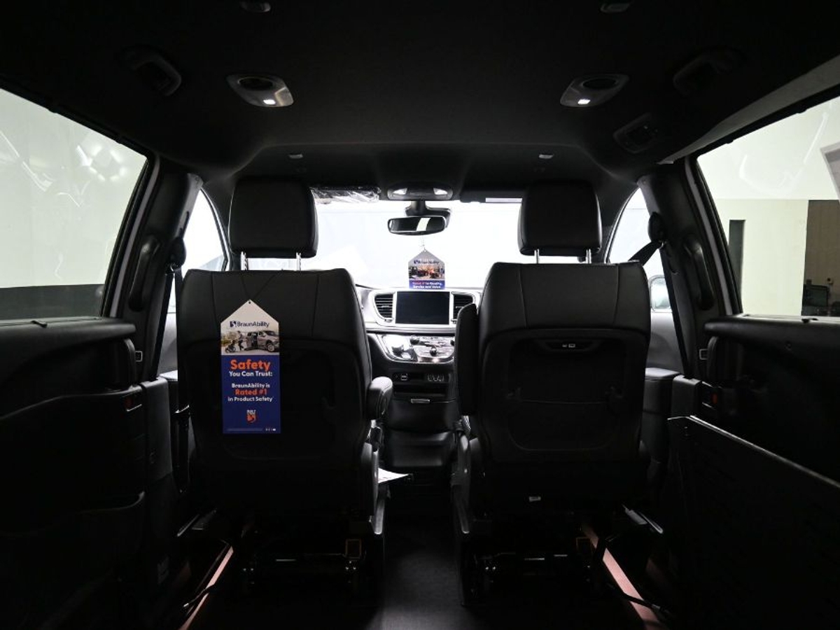 White Chrysler Pacifica image number 14