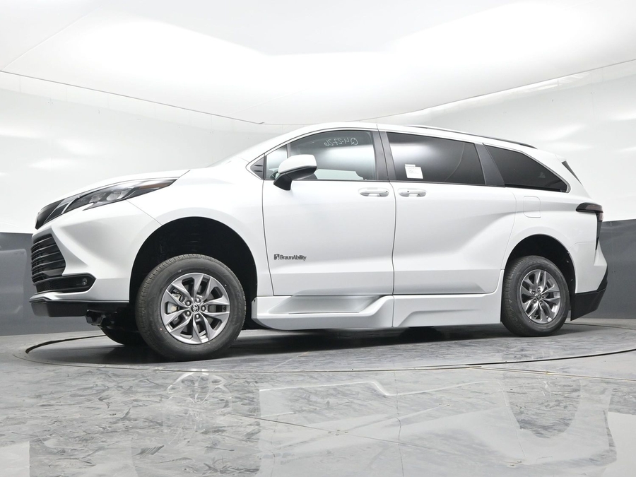 New 2026 Toyota Sienna Hybrid XLE Add - BraunAbility Side Entry Entry In Floor Automatic Ramp