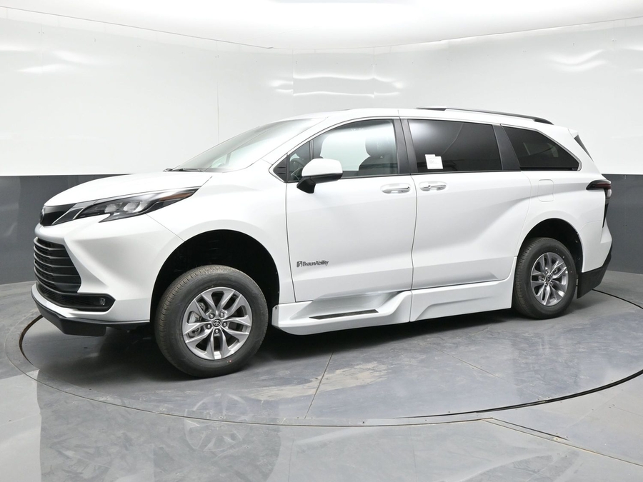White Toyota Sienna image number 2