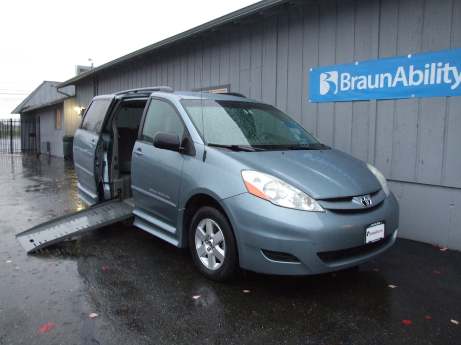 Used 2008 Toyota Sienna LE - BraunAbility Side Entry Entry Fold Out Automatic Ramp