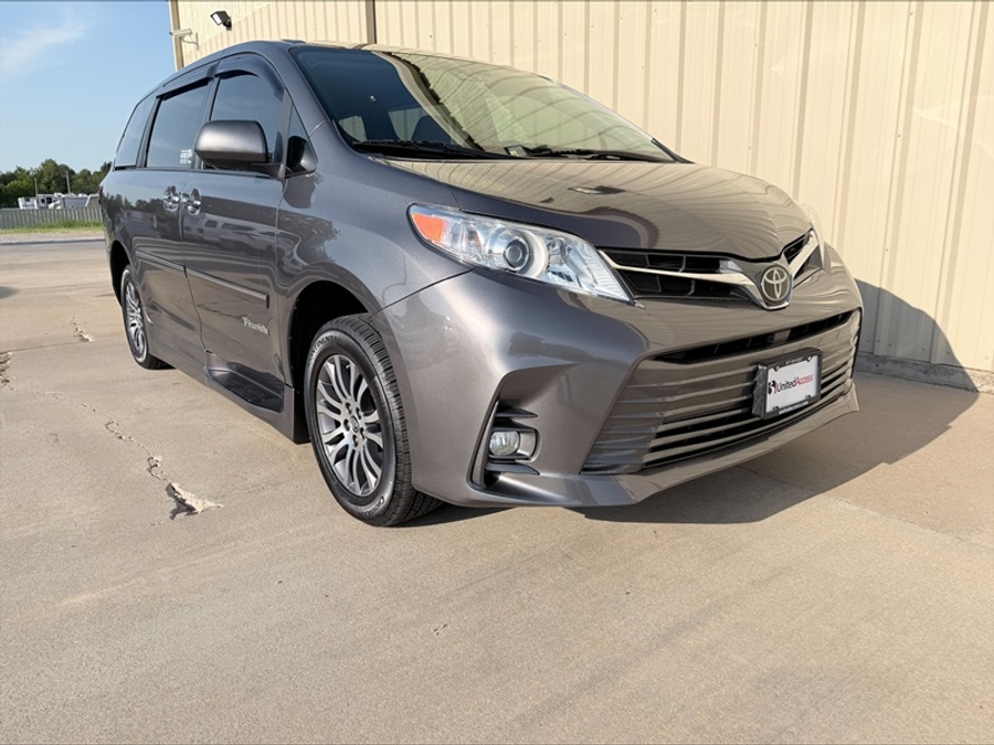 Used 2020 Toyota Sienna XLE - BraunAbility Side Entry Fold Out Automatic Ramp