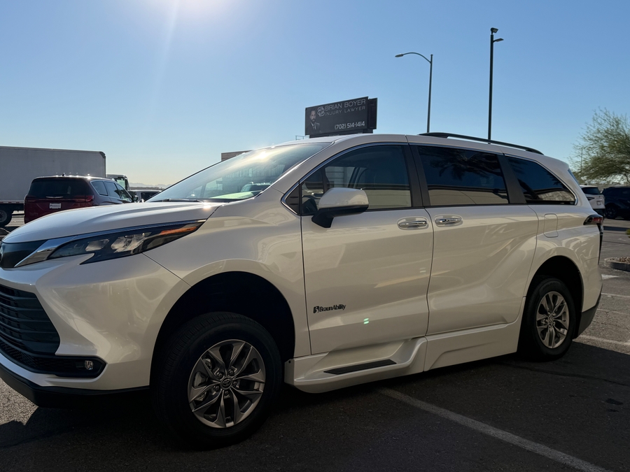 Used 2026 Toyota Sienna Hybrid XLE - BraunAbility Side Entry In Floor Automatic Ramp