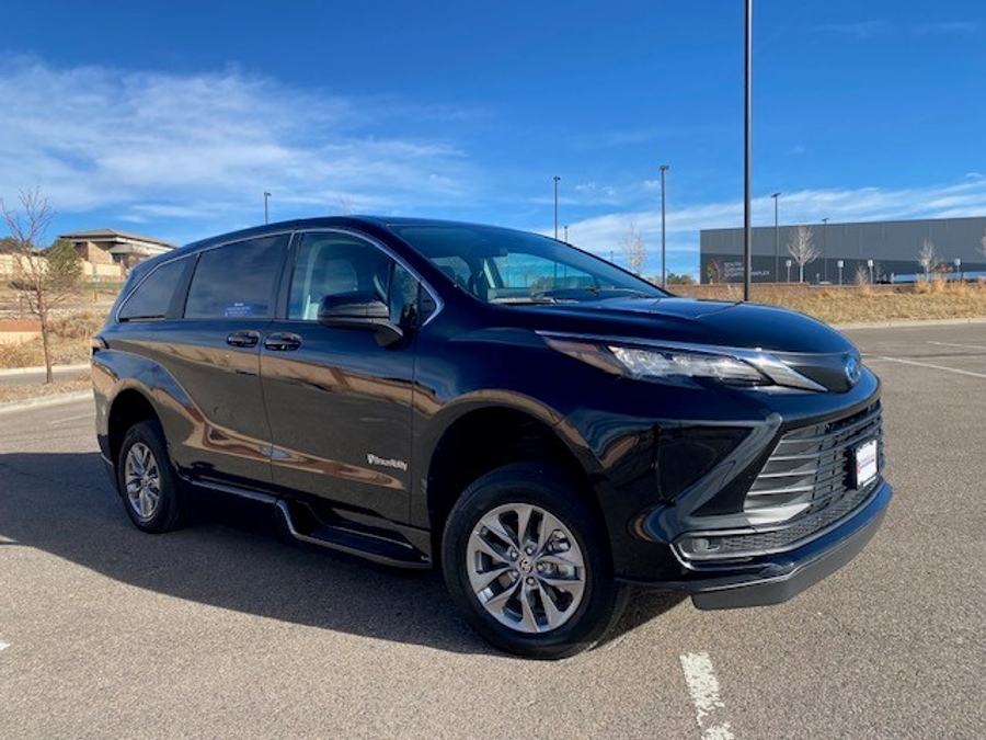 Used 2024 Toyota Sienna Hybrid LE - BraunAbility Side Entry Entry Fold Out Automatic Ramp