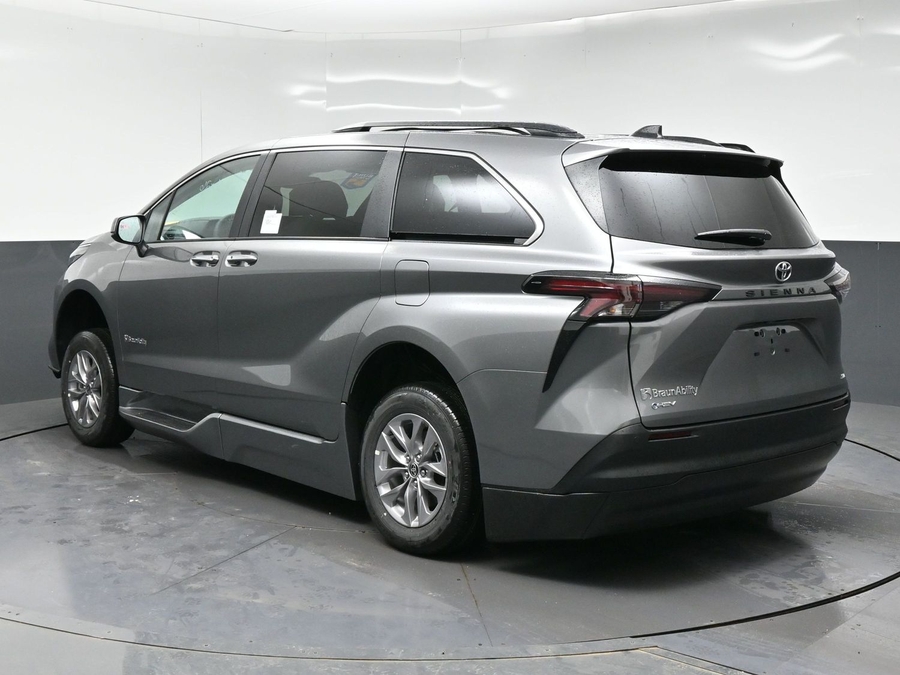 Grey Toyota Sienna image number 1