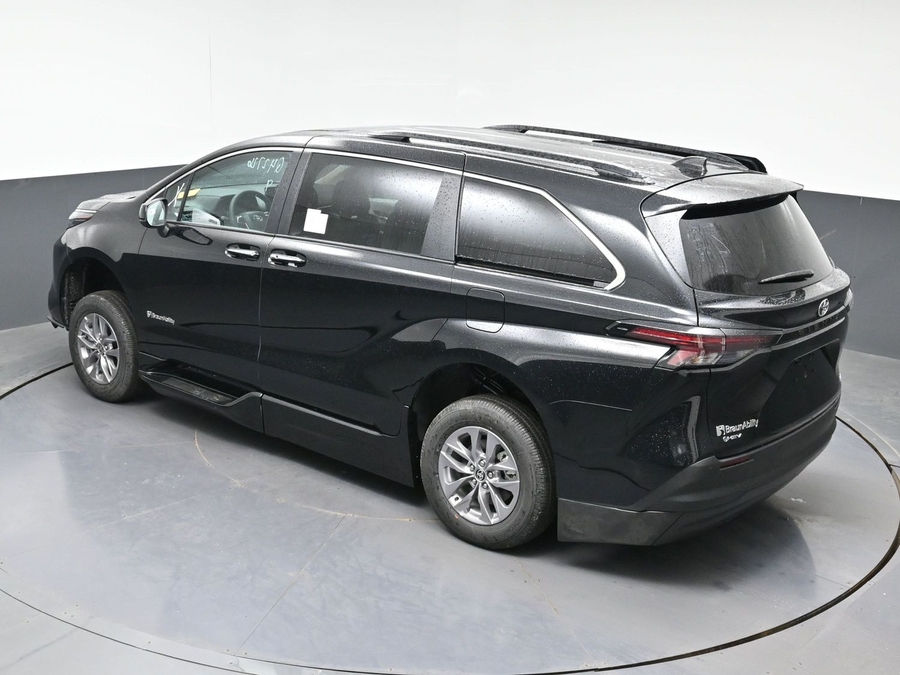 New 2026 Toyota Sienna Hybrid XLE Base - BraunAbility Side Entry Entry Fold Out Automatic Ramp