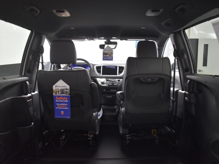 New 2025 Chrysler Pacifica Select Safety - BraunAbility Side Entry Entry In Floor Automatic Ramp