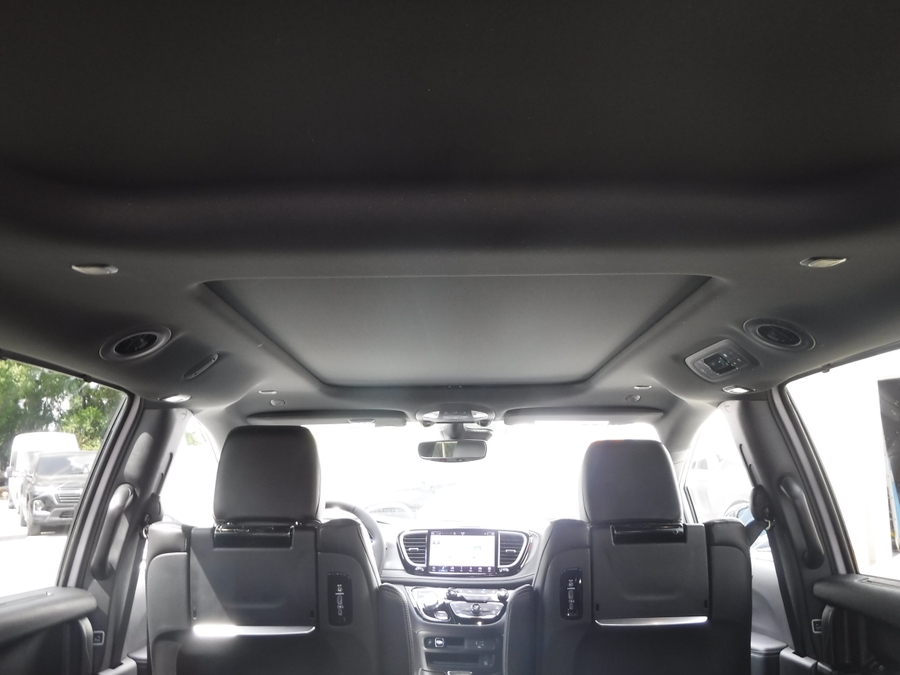 White Chrysler Pacifica image number 15