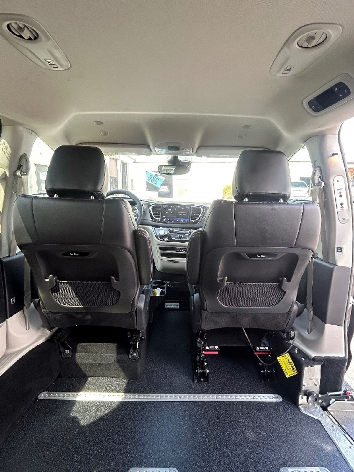 Black Chrysler Pacifica image number 15