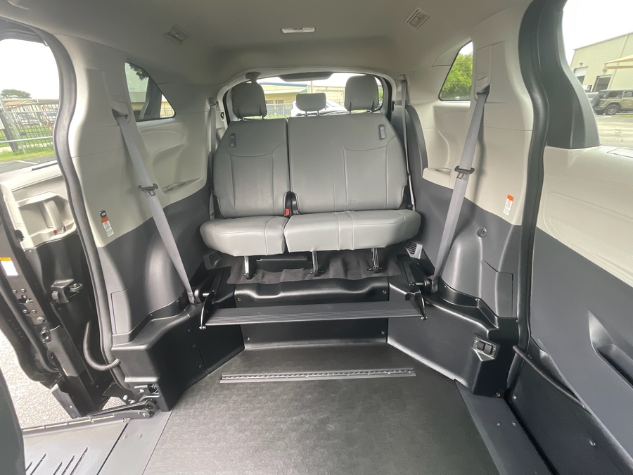 2023 Toyota Sienna XLE - Photo 12