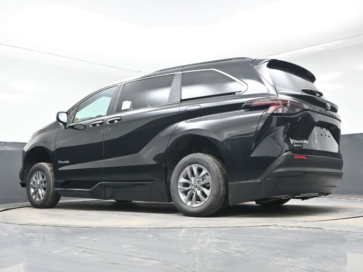 Black Toyota Sienna image number 20