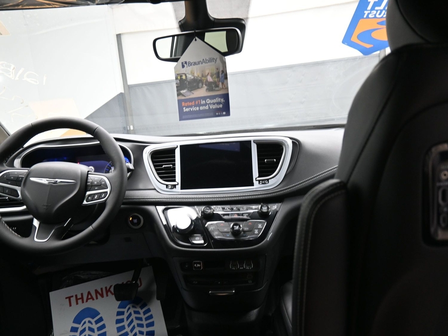 New 2025 Chrysler Pacifica Select Plus - BraunAbility Side Entry Entry In Floor Automatic Ramp