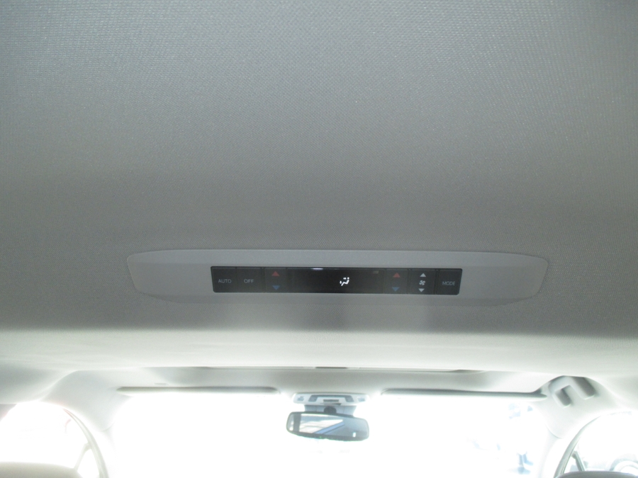 Grey Toyota Sienna image number 15