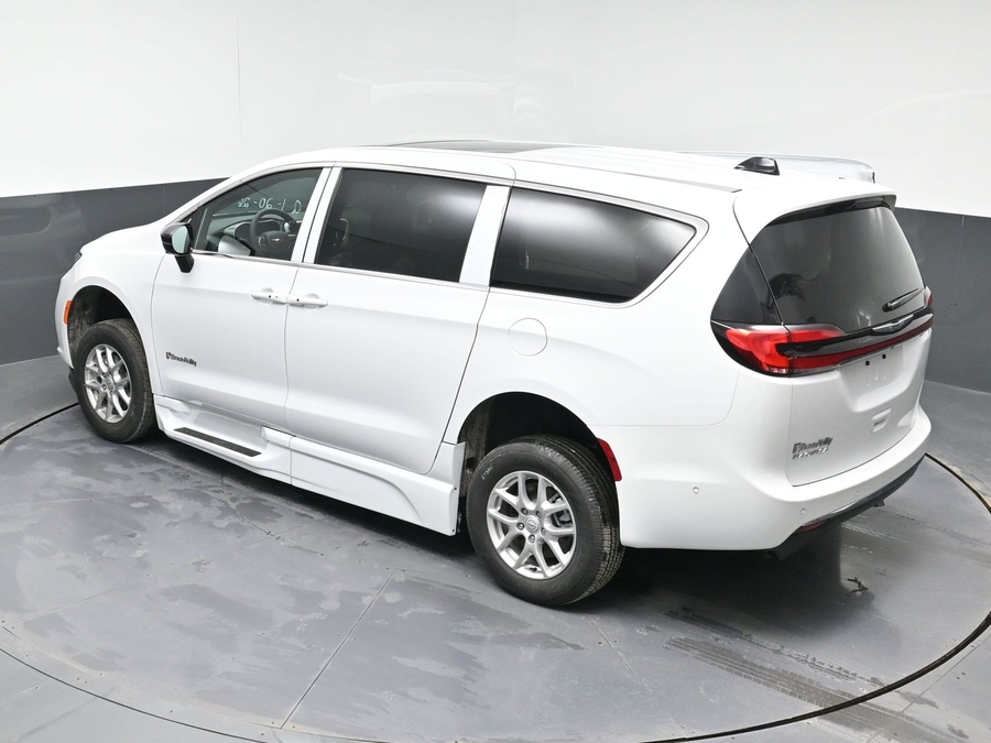 New 2025 Chrysler Pacifica Select Plus - BraunAbility Side Entry Entry In Floor Automatic Ramp
