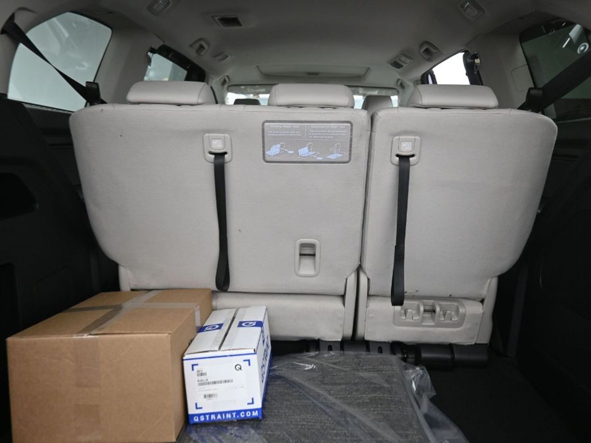 Grey Honda Odyssey image number 13