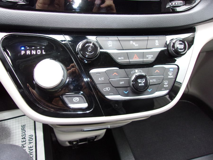 White Chrysler Pacifica image number 6