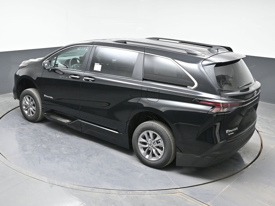 New 2026 Toyota Sienna Hybrid XLE Base - BraunAbility Side Entry Entry Fold Out Automatic Ramp