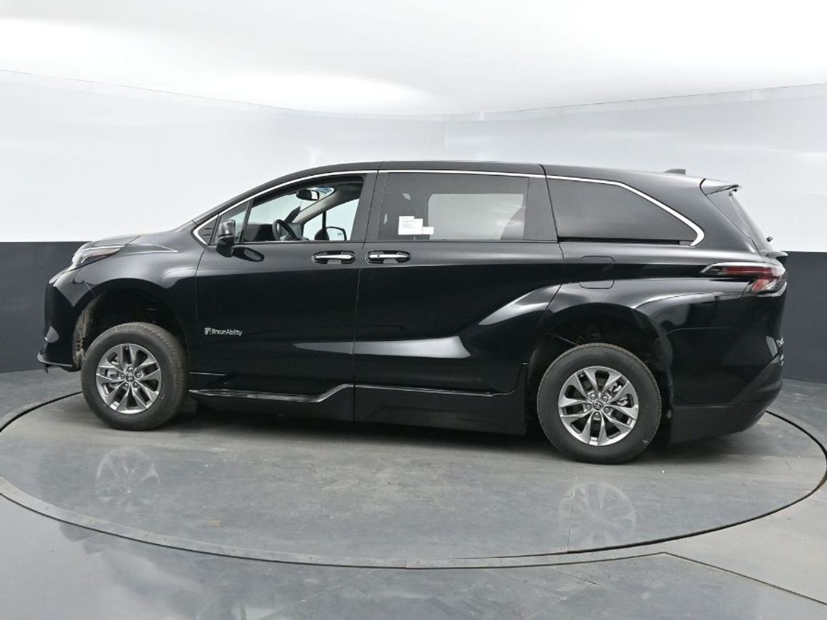 Black Toyota Sienna image number 20