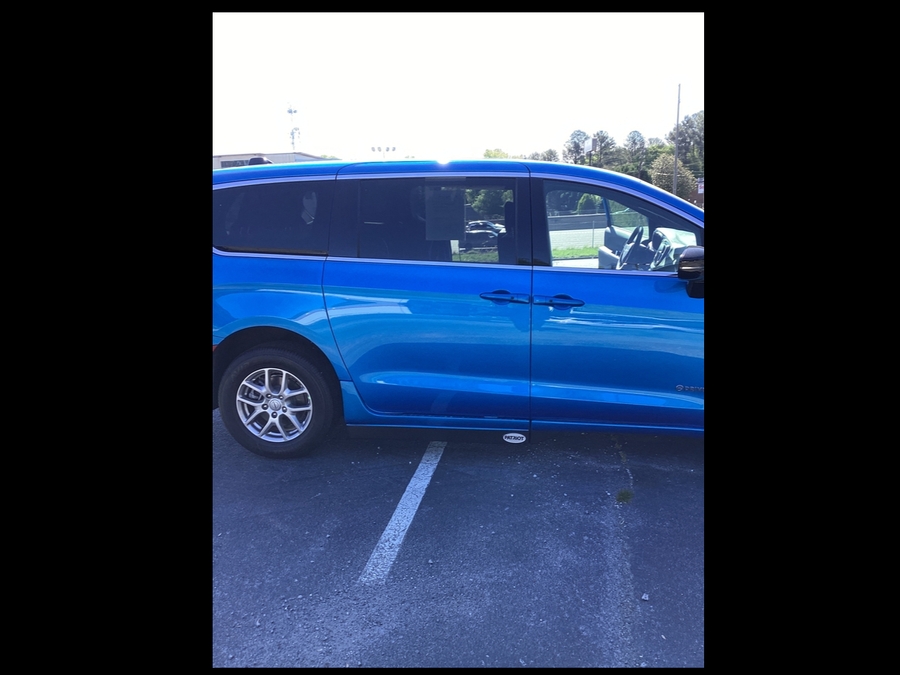 Blue Chrysler Pacifica image number 8