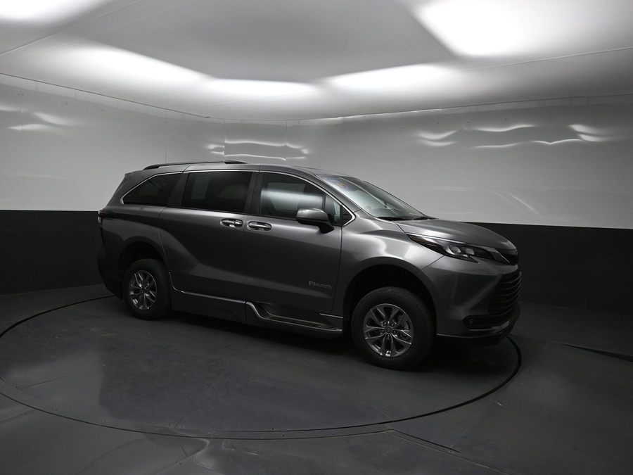 New 2026 Toyota Sienna Hybrid XLE Base - BraunAbility Side Entry Fold Out Automatic Ramp