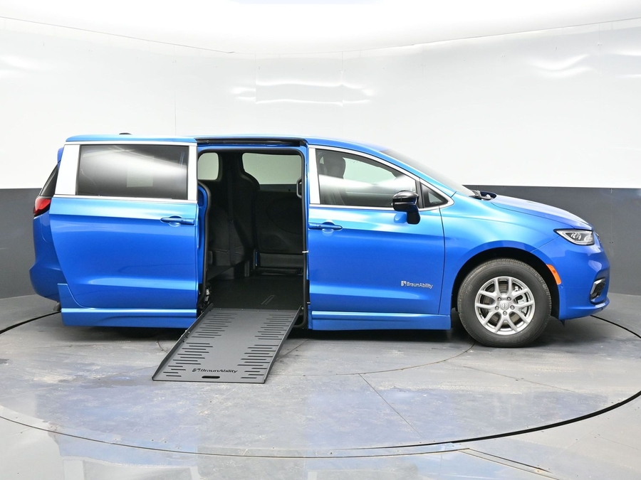Blue Chrysler Pacifica image number 7