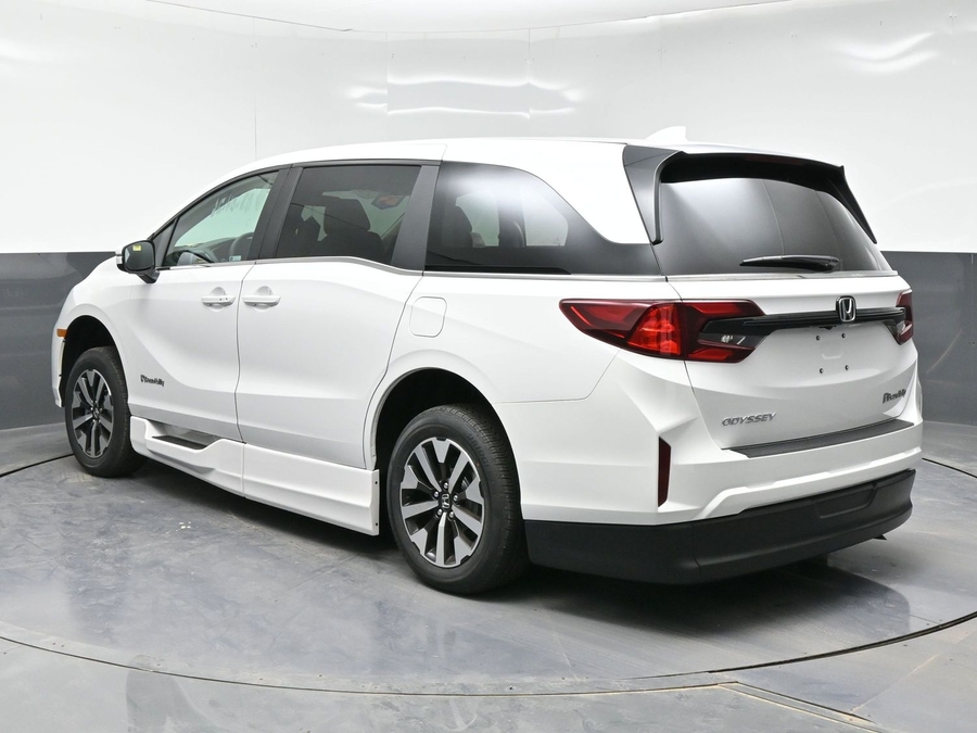 White Honda Odyssey image number 4