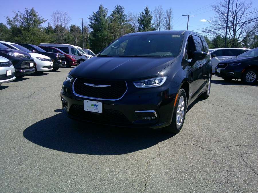 Black Chrysler Pacifica image number 5