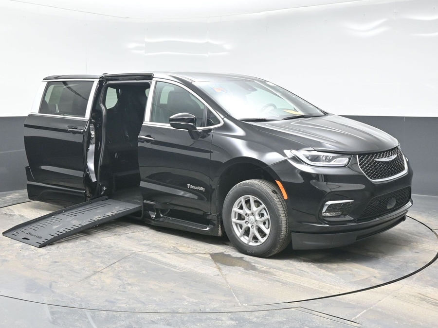 Black Chrysler Pacifica image number 20