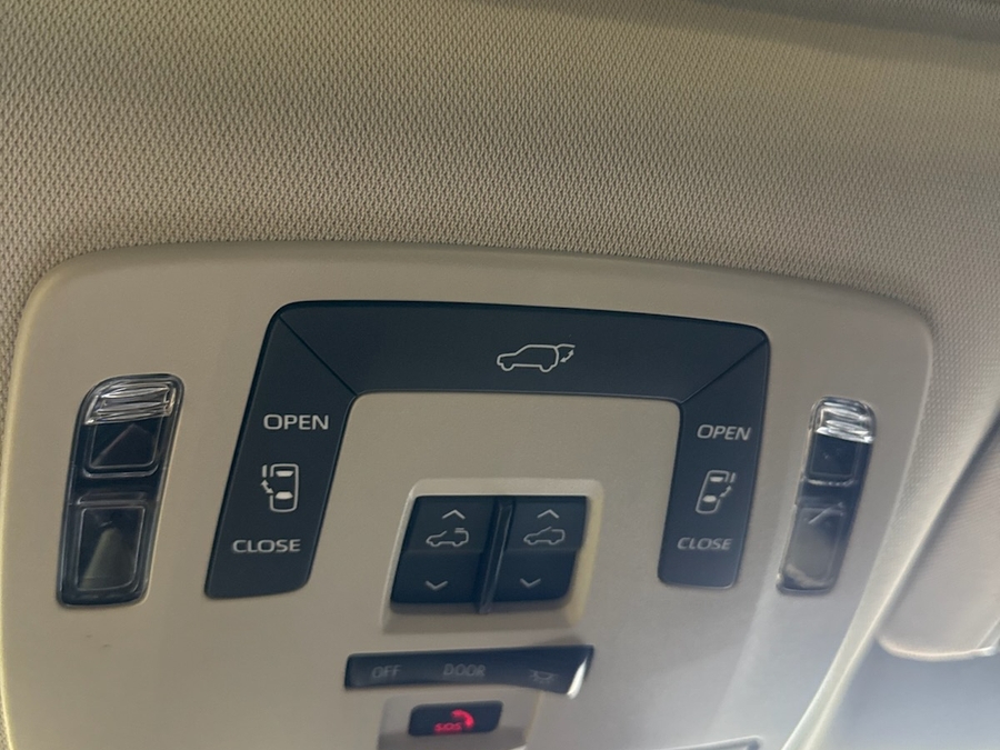 Black Toyota Sienna image number 16