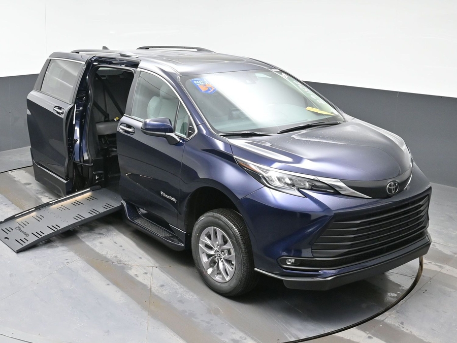 New 2026 Toyota Sienna Hybrid XLE Base - BraunAbility Side Entry Fold Out Automatic Ramp