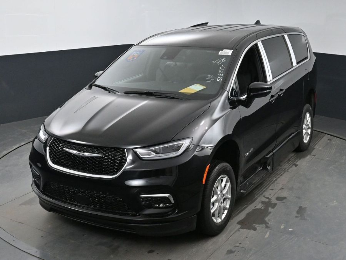 Black Chrysler Pacifica image number 23