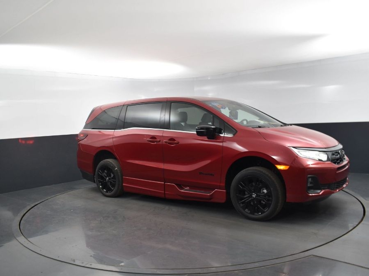 Red Honda Odyssey image number 16