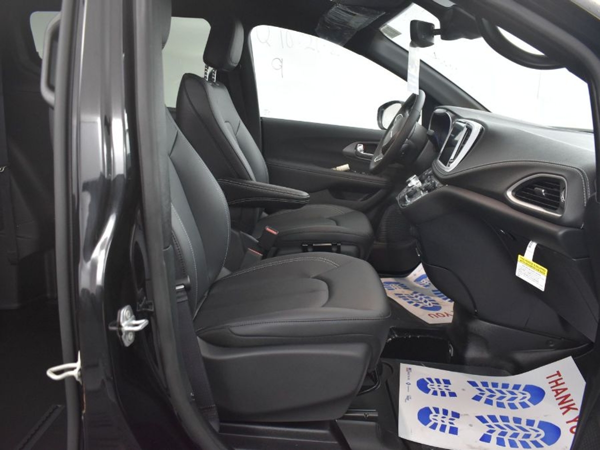 2025 CHRYSLER PACIFICA - Image 9