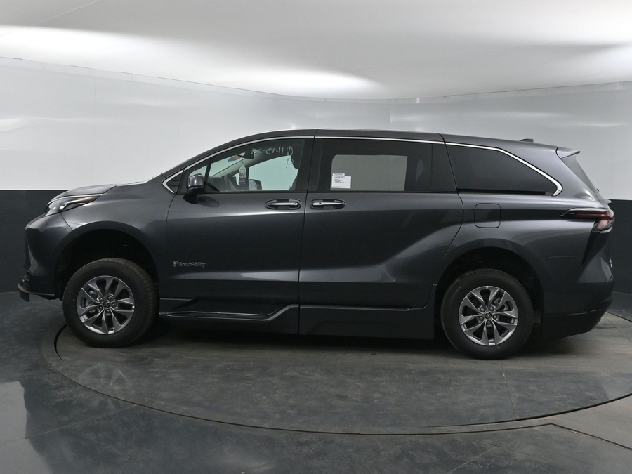 New 2025 Toyota Sienna Hybrid XLE Base - BraunAbility Side Entry Entry Fold Out Automatic Ramp