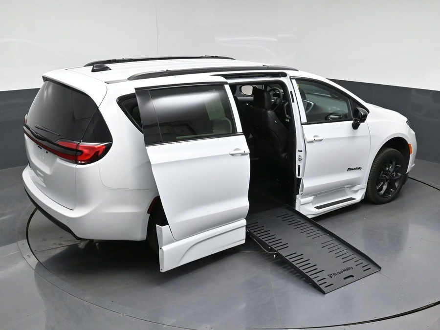 New 2026 Chrysler Pacifica Select Sport - BraunAbility Side Entry Fold Out Automatic Ramp